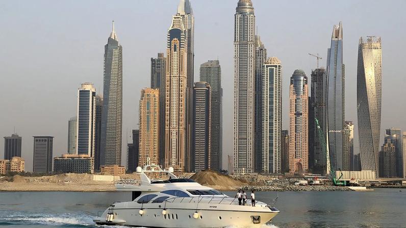 ARQUIVO - Um barco passa diante de arranha-céus na marina vistos da ilha Palm Jumeirah, no Dubai, Emirados Árabes Unidos, 22 setembro 2018