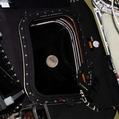 Tripulação da Artemis II regressa à Terra após bater recorde de voo lunar