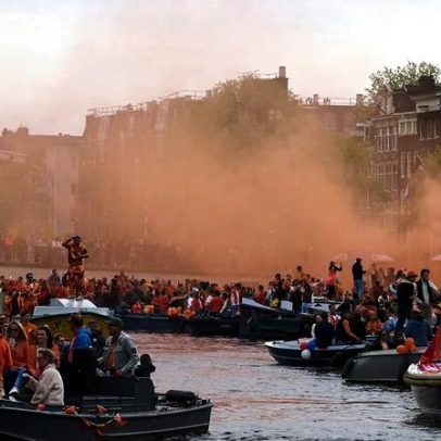 Milhares inundam ruas e canais de Amesterdão no aniversário do rei