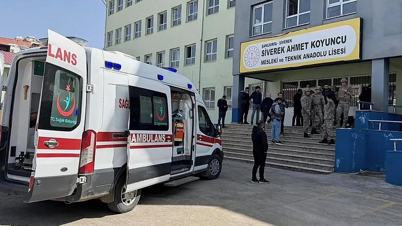 Forças de segurança turcas e pessoal de emergência no pátio de uma escola secundária onde um assaltante abriu fogo em Siverek, 14 de abril de 2026
