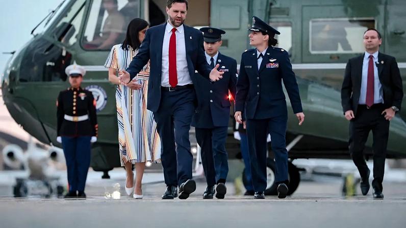 JD Vance e a sua mulher Usha Vance partem para Budapeste a partir da Base Aérea de Andrews, em Maryland