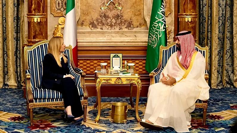 Meloni encerra visita ao Golfo Pérsico com críticas da oposição