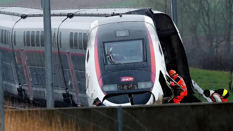 Funcionários da SNCF inspeccionam o TGV depois de ter descarrilado a caminho de Paris, em Ingenheim, perto de Estrasburgo, na quinta-feira, 5 de março de 2020.