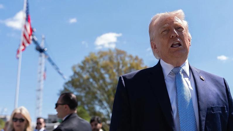 ARQUIVO: O presidente dos EUA, Donald Trump, fala com os jornalistas durante o Easter Egg Roll da Casa Branca, no relvado sul da Casa Branca, a 6 de abril de 2026