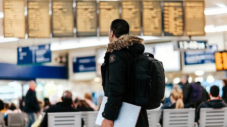 Como a guerra no Irão está a alterar os hábitos de viagem dos europeus