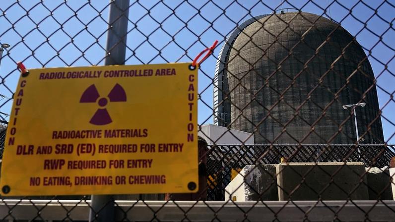 Um lado de aviso no exterior de uma central nuclear