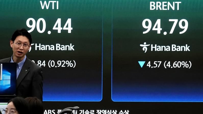 Operador cambial reage junto a ecrã com cotações internacionais do petróleo na sala de negociações da sede do Hana Bank, em Seul, Coreia do Sul, 15 abril 2026