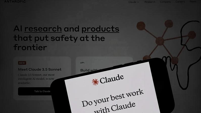 ARQUIVO - Site e aplicação móvel da Anthropic vistos nesta foto em Nova Iorque, 5 de julho de 2024.
