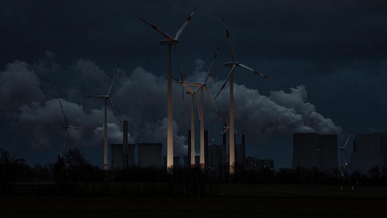 Energia renovável e fóssil lado a lado: aerogeradores diante de uma central a carvão perto de Jackerath, Alemanha, sexta‑feira, 7 de dezembro de 2018.