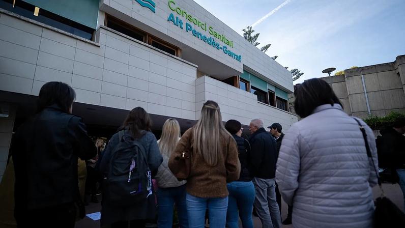 Várias pessoas juntam-se no exterior do hospital onde Noelia Castillo morreu, em Sant Pere de Ribes, Espanha, a 26 de março de 2026