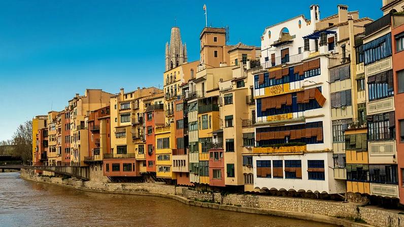 Fila de casas coloridas em Girona, Espanha