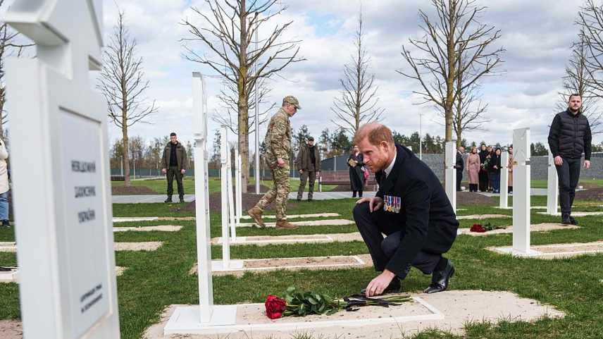 Príncipe Harry do Reino Unido deposita flores na campa de um soldado ucraniano não identificado, morto em combate na guerra russo-ucraniana, em cemitério militar perto de Kiev