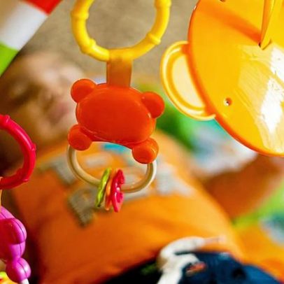 Microplásticos encontrados em implantes, brinquedos e tintas