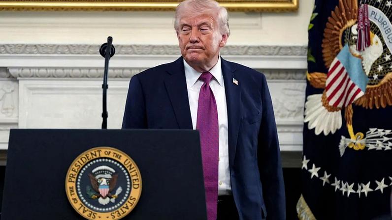 O Presidente Donald Trump prepara-se para partir de um evento para os campeões nacionais da NCAA na Sala de Jantar de Estado da Casa Branca, terça-feira, 21 de abril de 2026, em Washington