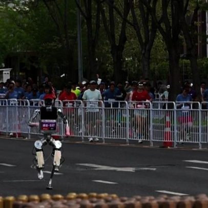 China testa robôs humanoides durante meia maratona em Pequim