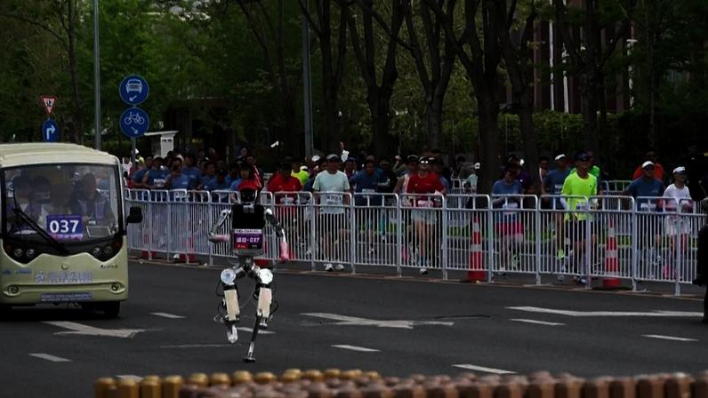 Robô corre meia maratona de Pequim