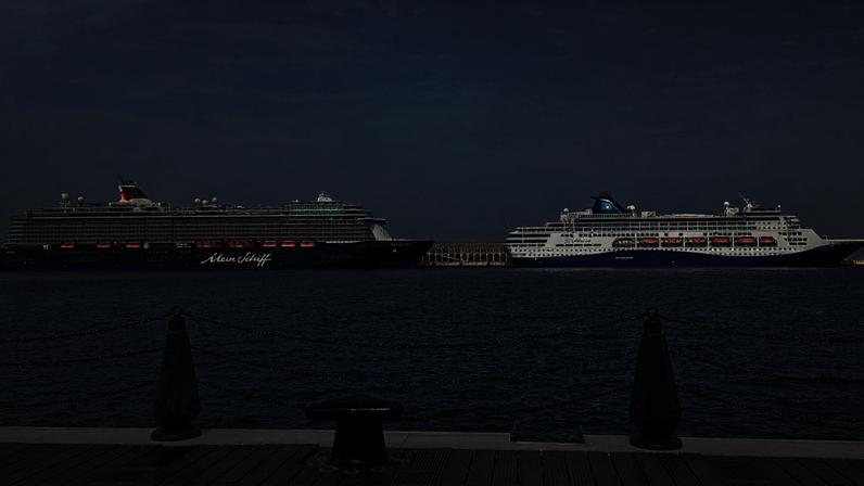 Navios de cruzeiro retidos atravessam o Estreito de Ormuz rumo à Europa