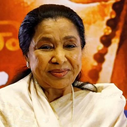 Morre Asha Bhosle, voz icónica de Bollywood, na Índia