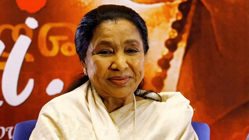 Morre Asha Bhosle, voz icónica de Bollywood, na Índia