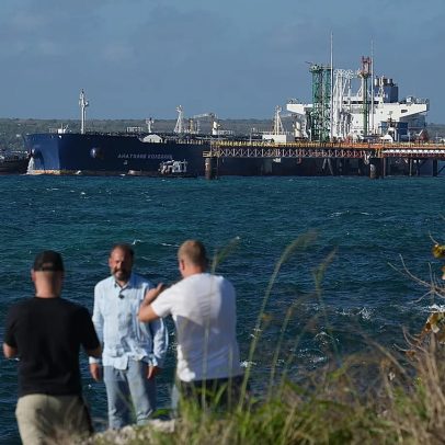 Petroleiro russo atraca em Cuba após EUA autorizarem passagem