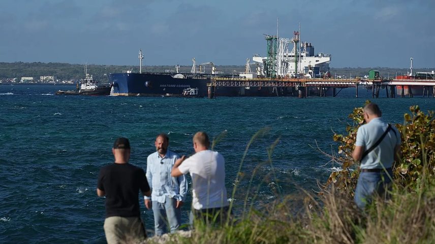 Jornalistas fazem um standup em frente ao petroleiro de bandeira russa Anatoly Kolodkin atracado em Matanzas, 31 de março de 2026