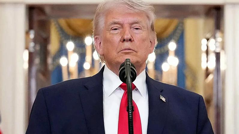 O Presidente Donald Trump faz uma pausa quando acaba de falar sobre a guerra do Irão, a partir do Cross Hall da Casa Branca, na quarta-feira, 1 de abril de 2026, em Washington.