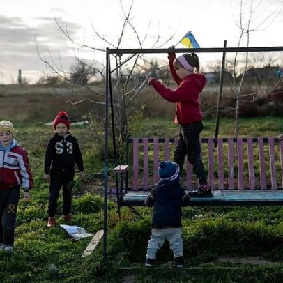 Crianças ucranianas sob mira de arma por forças russas em Kherson