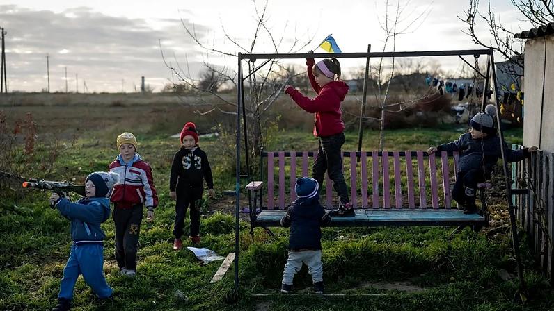 Crianças ucranianas sob mira de arma por forças russas em Kherson