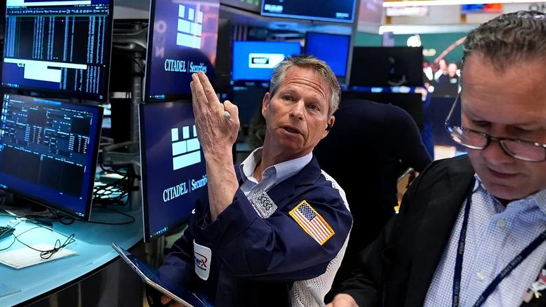 Bobby Charmak trabalha no piso da Bolsa de Nova Iorque, 7 de abril de 2026