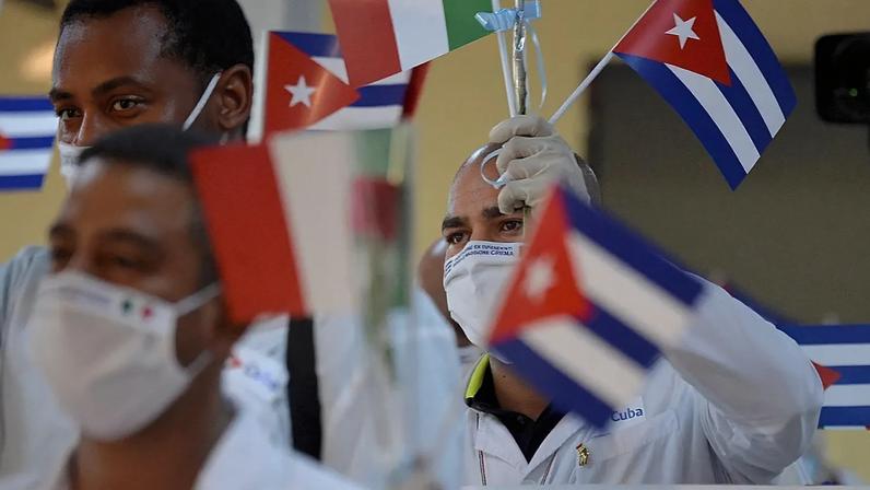 Trabalhadores médicos da primeira brigada médica cubana do Contingente Henry Reeve no Aeroporto Internacional Jose Marti em Havana, 8 de junho de 2020