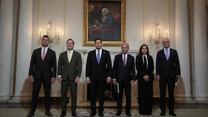 As delegações dos EUA, do Líbano e de Israel posam para uma fotografia antes de uma reunião no Departamento de Estado em Washington, a 14 de abril de 2026