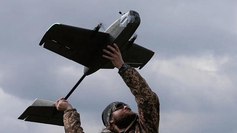 ARQUIVO - Um militar-aluno da Escola Yatagan de Sistemas Aéreos Não Tripulados lança um drone alvo de treino durante exercícios na região de Kiev, Ucrânia, 20 de março de 2026