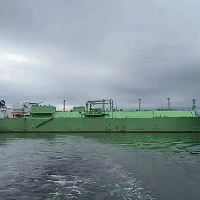 Navio de gás russo Arctic Metagaz à deriva após se separar do rebocador