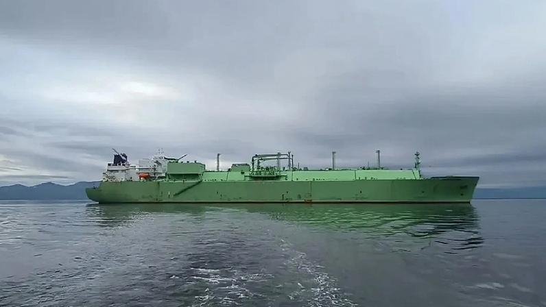 Navio de gás russo Arctic Metagaz à deriva após se separar do rebocador