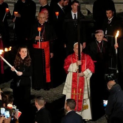 Papa Leão XIV percorre as 14 estações da Via Sacra no Coliseu de Roma