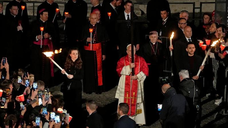 Papa Leão XIV percorre as 14 estações da Via Sacra no Coliseu de Roma