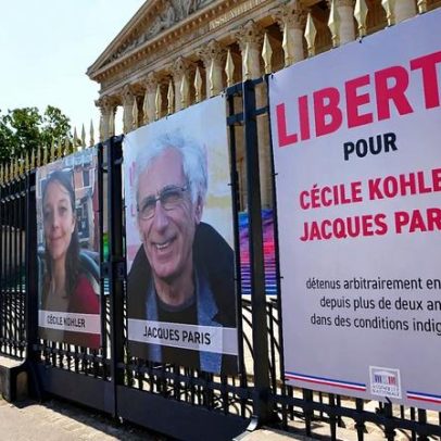 Cécile Kohler e Jacques Paris chegam à França após detenção no Irão