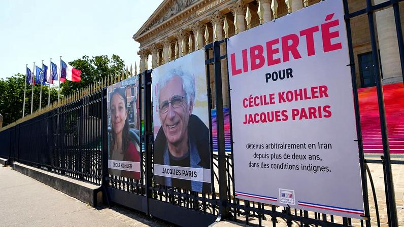Cécile Kohler e Jacques Paris chegam à França após detenção no Irão