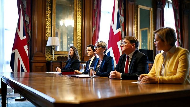 Mais de 40 países criam coligação para proteger o Estreito de Ormuz