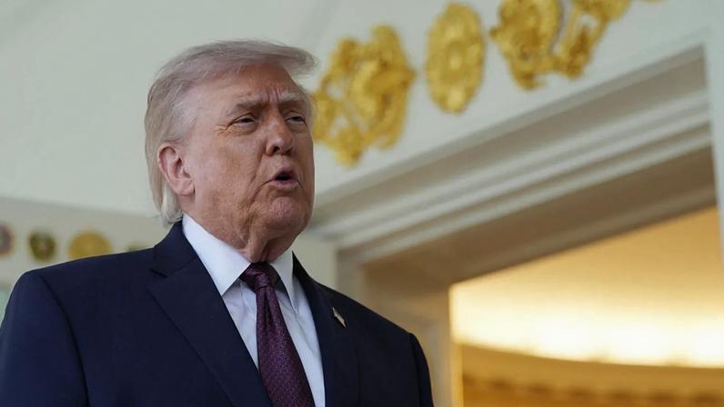 O presidente dos EUA, Donald Trump, fala à porta da Sala Oval da Casa Branca, segunda-feira, 13 de abril de 2026, em Washington