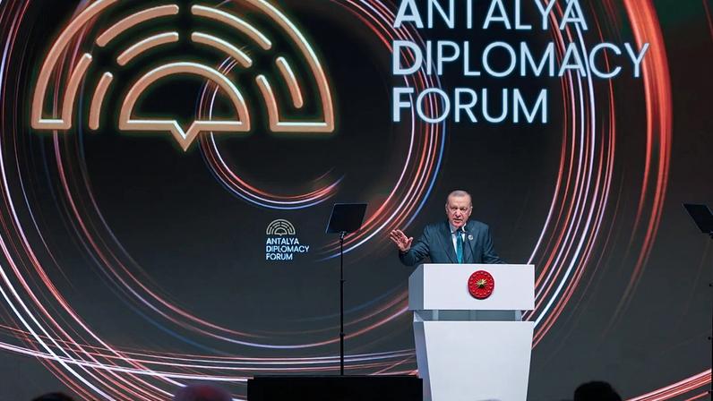 Turquia reúne potências médias em Antália durante crise no Estreito de Ormuz