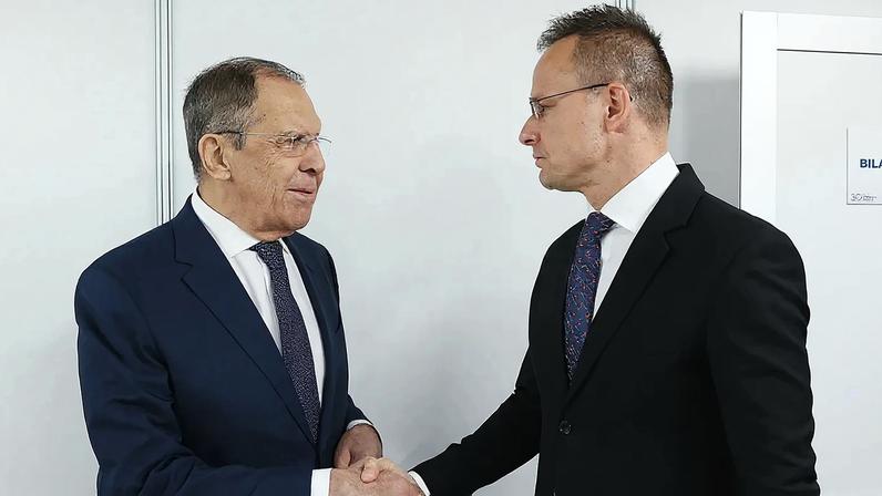Nesta fotografia divulgada pelo Serviço de Imprensa do Ministério dos Negócios Estrangeiros da Rússia, o ministro dos Negócios Estrangeiros russo, Sergey Lavrov, à esquerda, aperta a mão ao ministro húngaro dos Negócios Estrangeiros e do Comércio