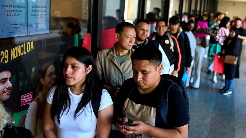 Longas filas e falha no sistema no primeiro dia de regularização de migrantes em Espanha