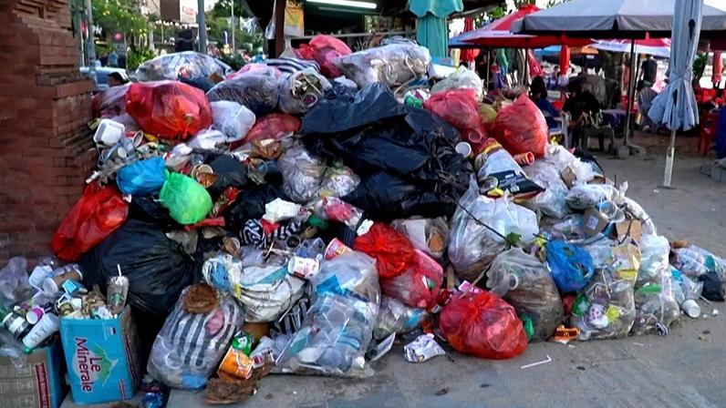 Lixo acumula-se em Bali e proibição de aterros agrava crise