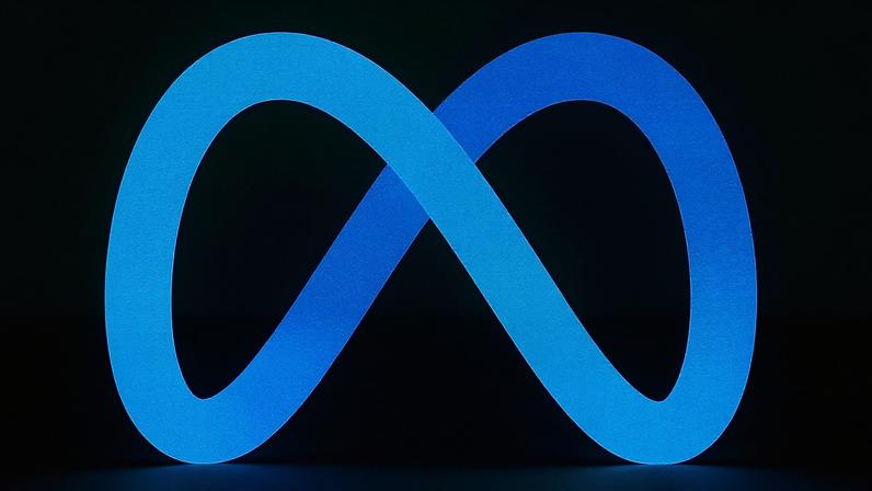 ARQUIVO - O logótipo da Meta é exibido num ecrã de vídeo na LlamaCon 2025, uma conferência de programadores de IA, em Menlo Park, Califórnia, a 29 de abril de 2025.