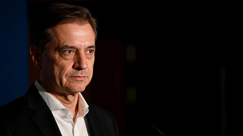 O primeiro-ministro da Eslovénia, Robert Golob, fala aos meios de comunicação social no parlamento em Liubliana, Eslovénia, no domingo, 22 de março de 2026.