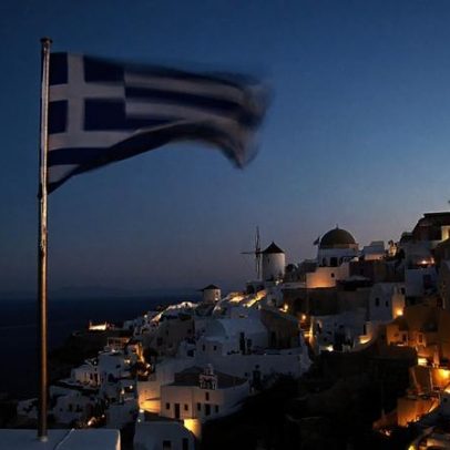 Grécia suaviza controlos fronteiriços do EEE para viajantes britânicos