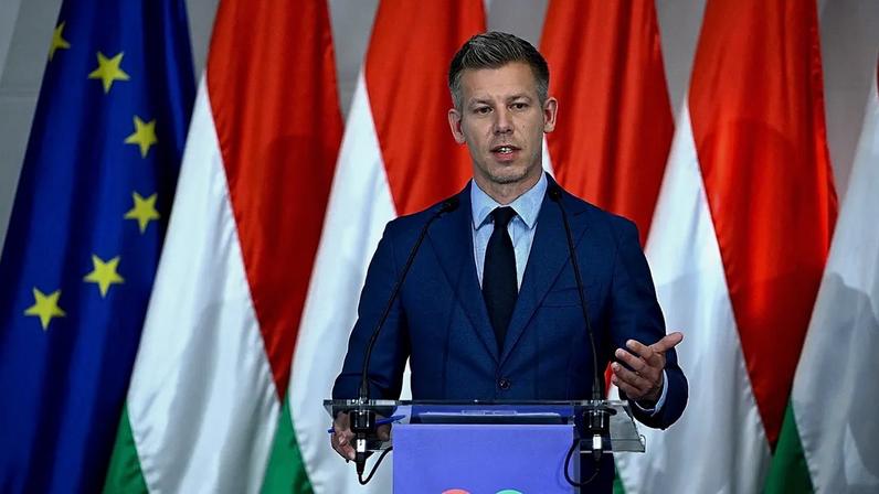 Péter Magyar, Presidente do Partido Tisza, futuro Primeiro-Ministro, na conferência de imprensa sobre a primeira reunião do grupo parlamentar do partido no Centro de Congressos Hungexpo