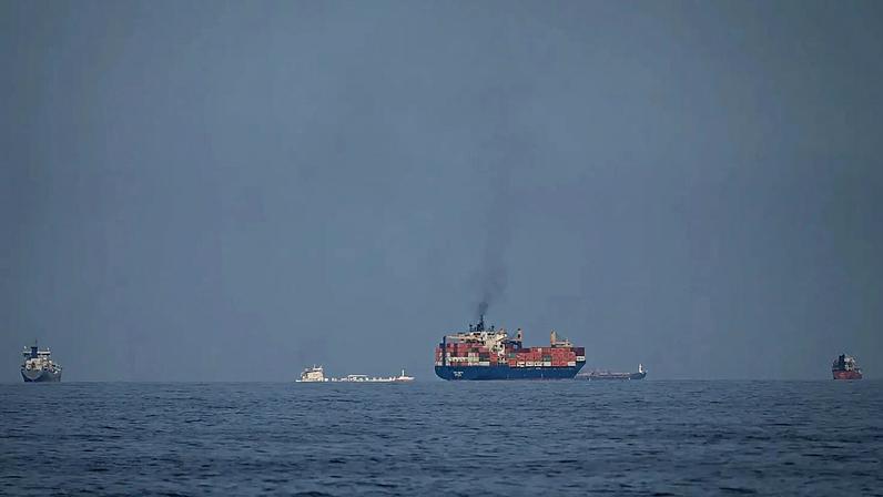 Petroleiros e cargueiros alinhados no Estreito de Ormuz, vistos de Khor Fakkan, 11 de março de 2026