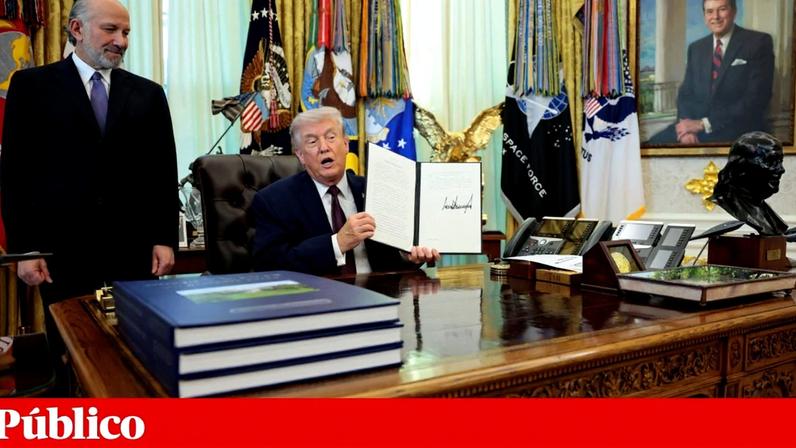 Donald Trump, Presidente dos EUA, exibe a sua assinatura em mais uma ordem executiva que se prevê que venha a ser contestada nos tribunais